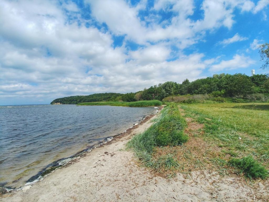 Lietzow am Bodden von Rügen und Schloss im Hintergrund