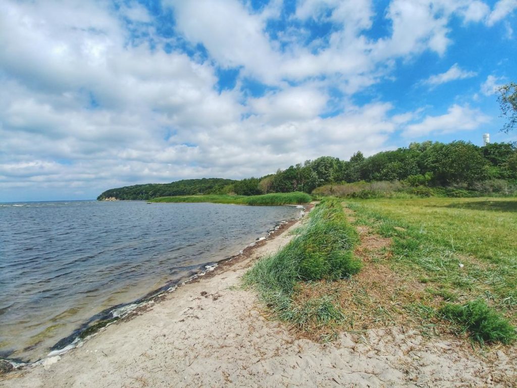 Lietzow am Bodden von Rügen und Schloss im Hintergrund