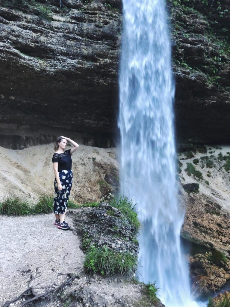 Travellerin Lisa vor dem Peričnik Wasserfall
