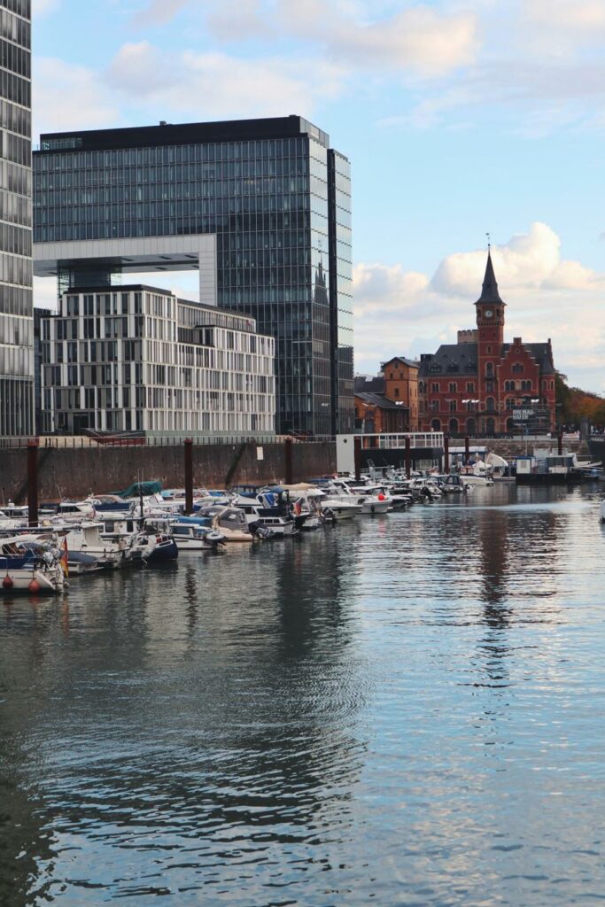 Köln Sehenswürdigkeiten_Kranhäuser im Rheinauhafen mit Hofamt