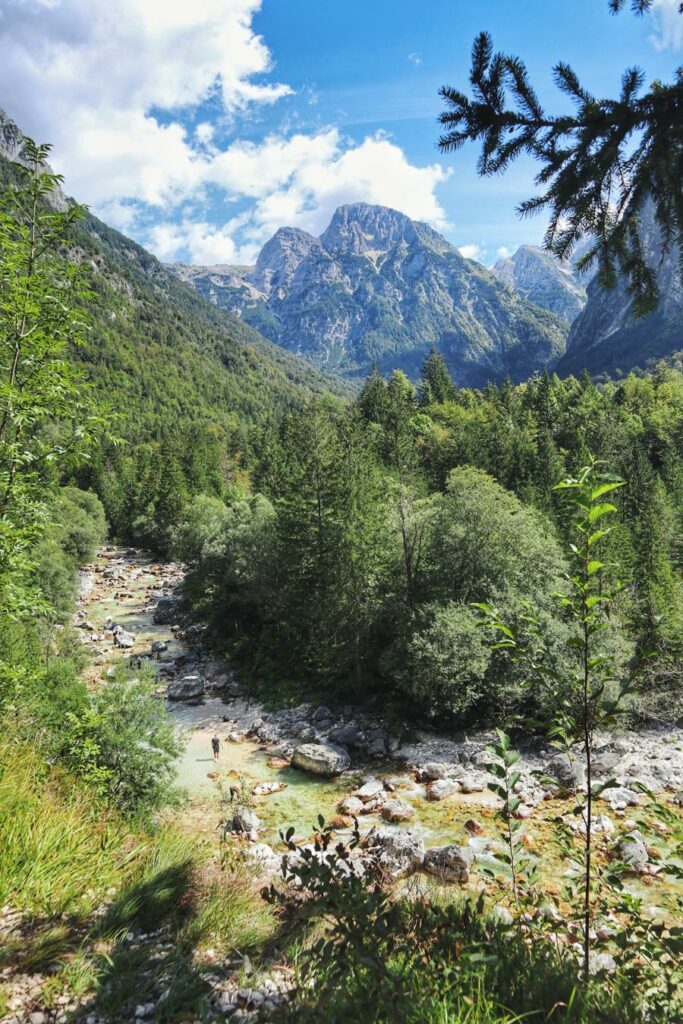 Wandern in Slowenien_Blick auf Triglav Berge_auf dem Soska Pot bei Trenta