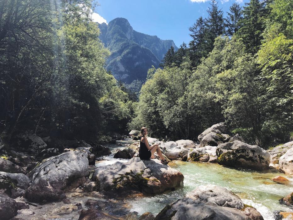 Wandern in Slowenien_Travellerin an der Soca_auf dem Soska Pot bei Trenta