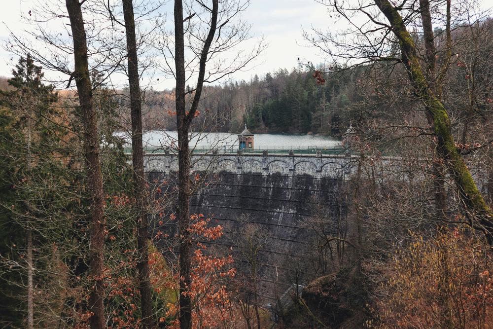 Sengbachtalsperre Rundweg_Blick auf Staudamm