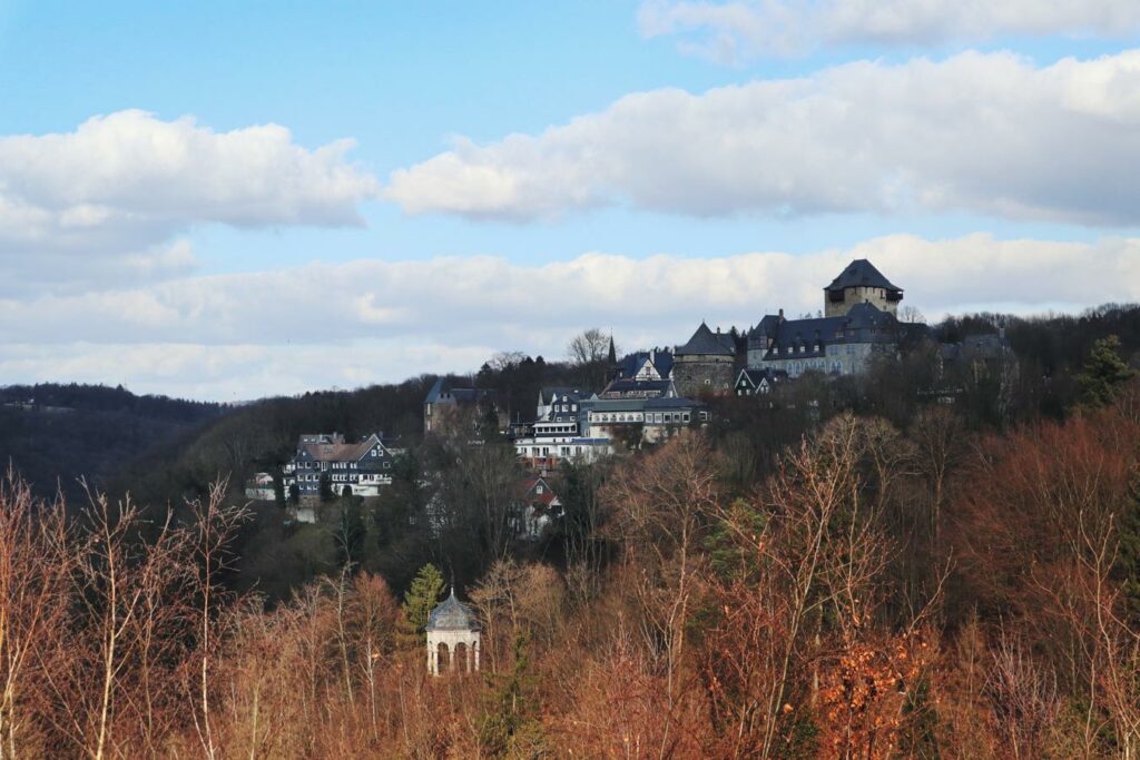 Wandern an der Wupper_Blick auf Schloss Burg Rundgang