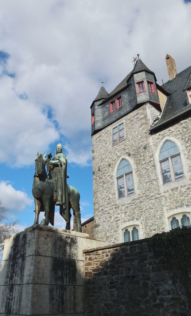 Wupper wandern Schloss Burg_Statue und Hausfassade